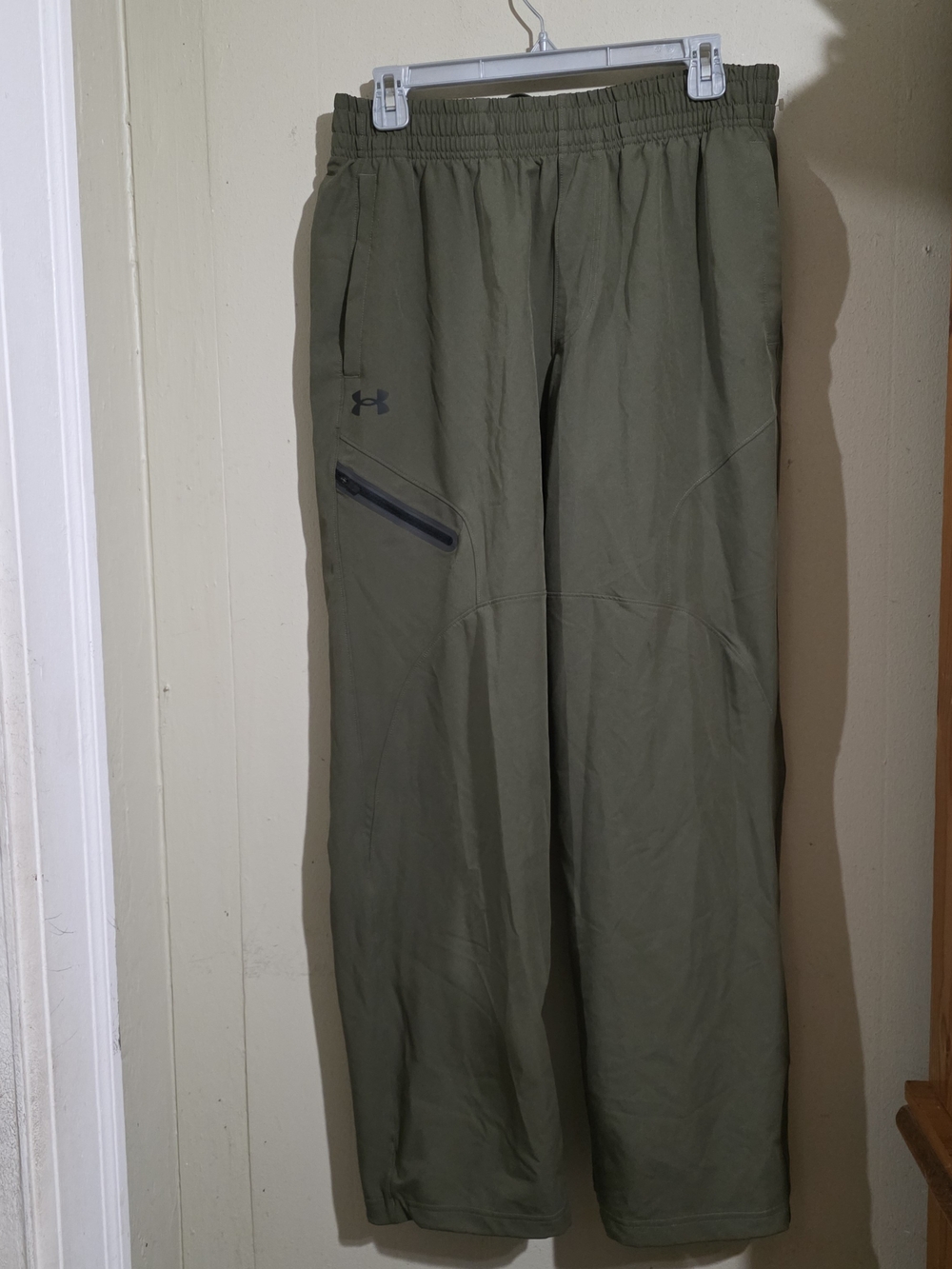 Under Armour Men’s Olive Green Athletic Joggers with Zip Pocket Used Size M
